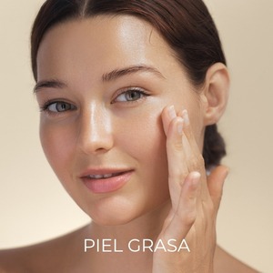mujer aplicando crema facial para piel grasa con acabado equilibrado y aspecto saludable