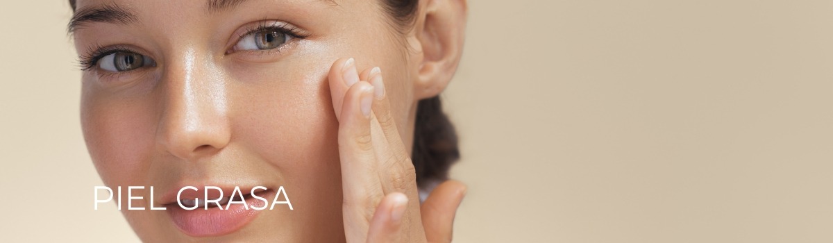 mujer aplicando crema facial para piel grasa con acabado equilibrado y aspecto saludable