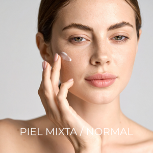 modelo aplicando tratamiento facial en piel mixta y normal con aspecto saludable y luminoso