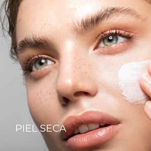 primer plano de piel seca recibiendo crema hidratante para nutrir, reparar y aportar confort duradero