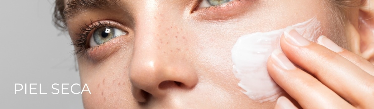 primer plano de piel seca recibiendo crema hidratante para nutrir, reparar y aportar confort duradero