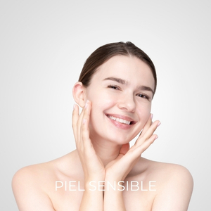 mujer con piel sensible y luminosa en banner de cuidado facial para piel reactiva y delicada