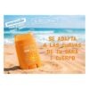 protector solar en stick SPF50 adaptado a las curvas del rostro y cuerpo sobre arena de playa