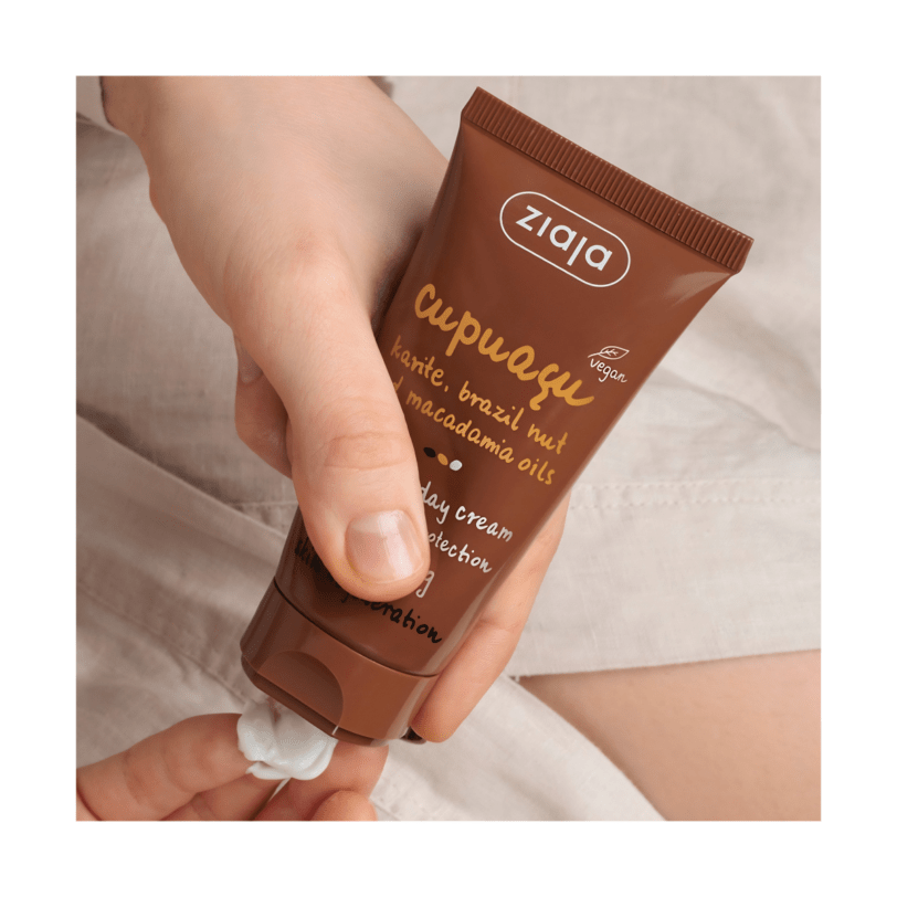 aplicación de la crema facial autobronceadora Ziaja Cupuaçu SPF10 sobre la piel
