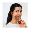 mujer aplicando crema facial autobronceadora Ziaja Cupuaçu SPF10 en el rostro
