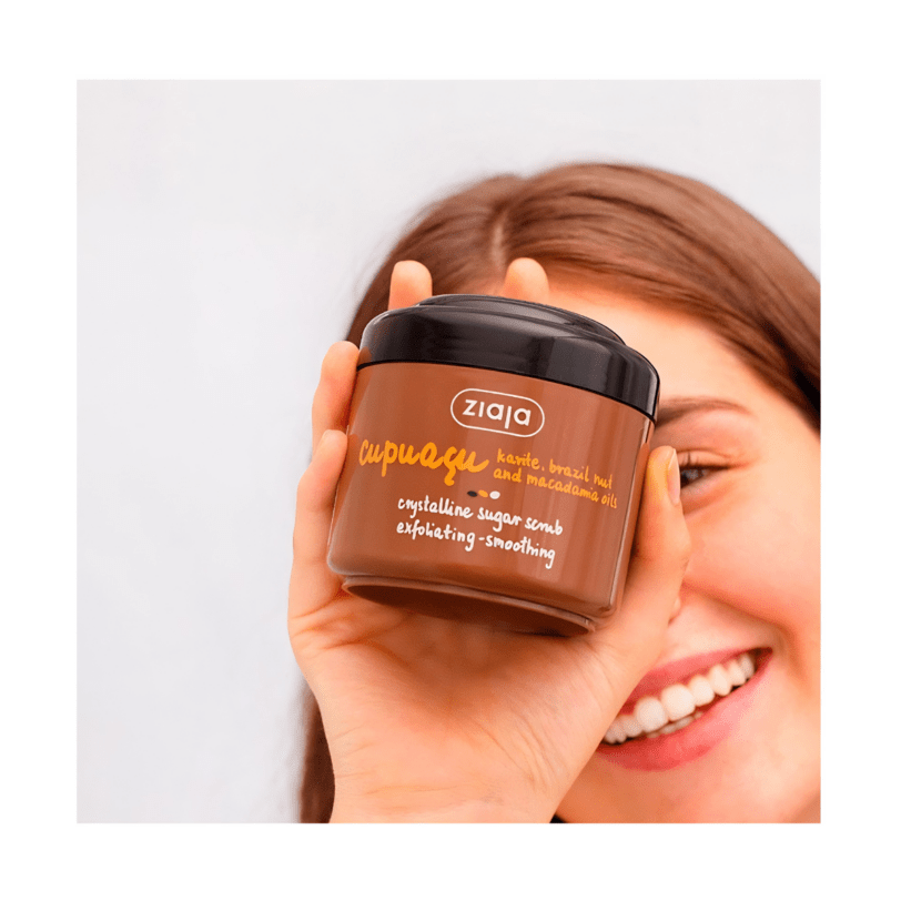 mujer sujetando exfoliante corporal Ziaja Cupuaçu para cuidado e hidratación de la piel