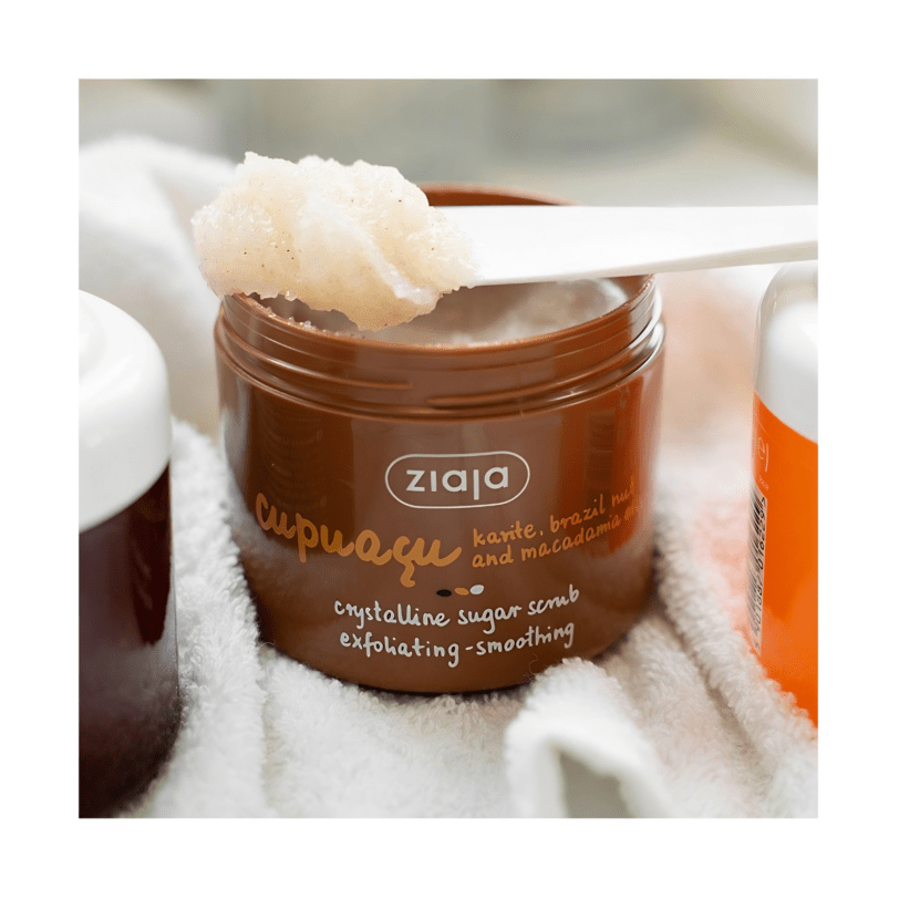exfoliante corporal hidratante Ziaja Cupuaçu con textura de azúcar cristalino y aceites nutritivos