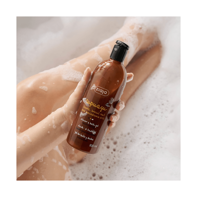 mujer sujetando el gel de ducha hidratante Ziaja Cupuaçu durante un baño relajante