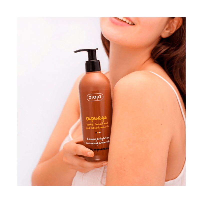 mujer aplicando loción corporal autobronceadora Ziaja Cupuaçu con efecto nutritivo
