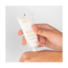 mano aplicando crema facial hidratante Ziaja Natural Care con fórmula ligera y 99% ingredientes de origen natural