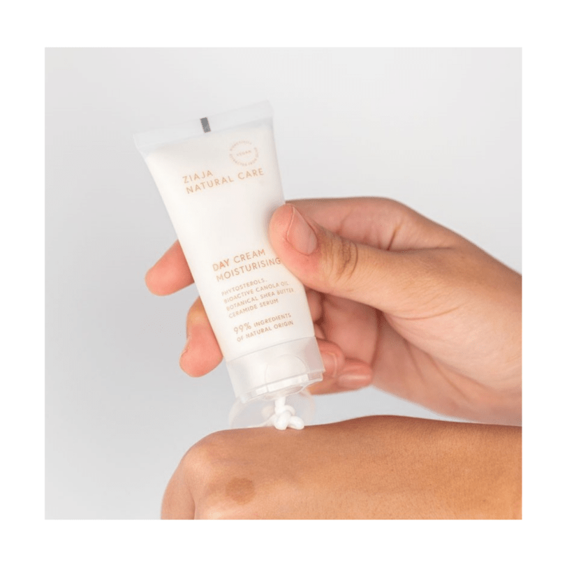 mano aplicando crema facial hidratante Ziaja Natural Care con fórmula ligera y 99% ingredientes de origen natural