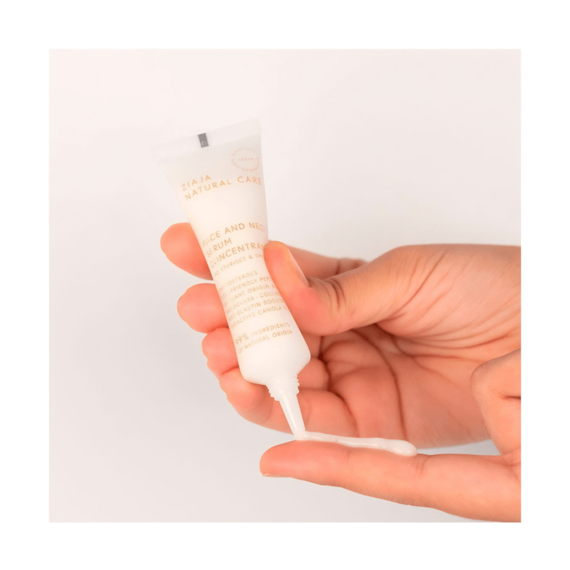 aplicación del sérum concentrado Ziaja Natural Care con textura ligera para rostro y cuello
