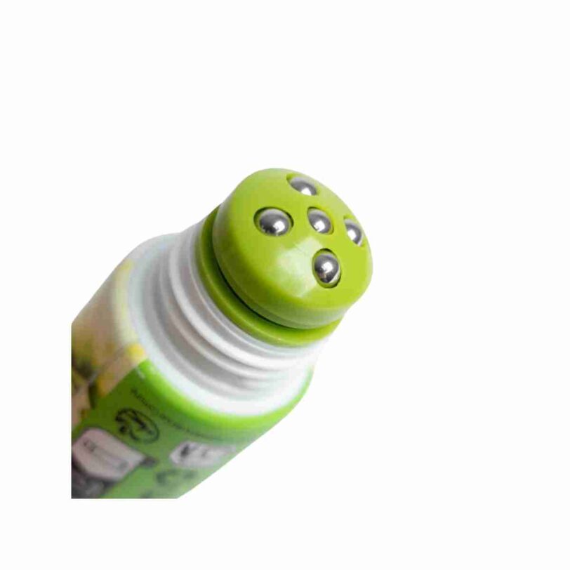 Detalle del aplicador metálico del gel facial de aloe vera diseñado para masaje y efecto refrescante