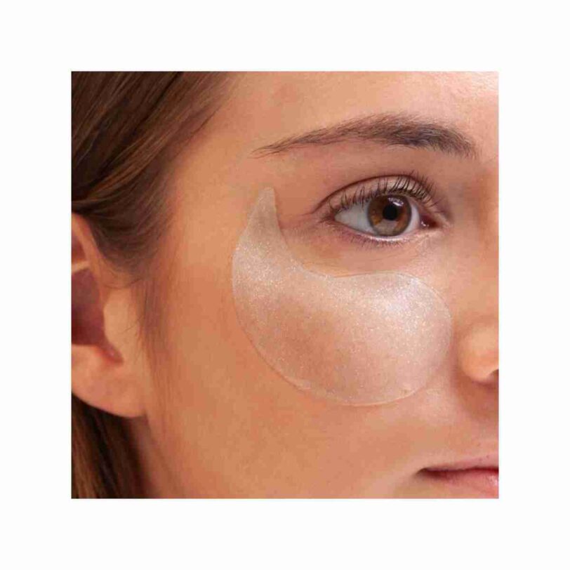 Parches de hidrogel con aloe vera aplicados en el contorno de ojos para hidratar y reducir signos de fatiga