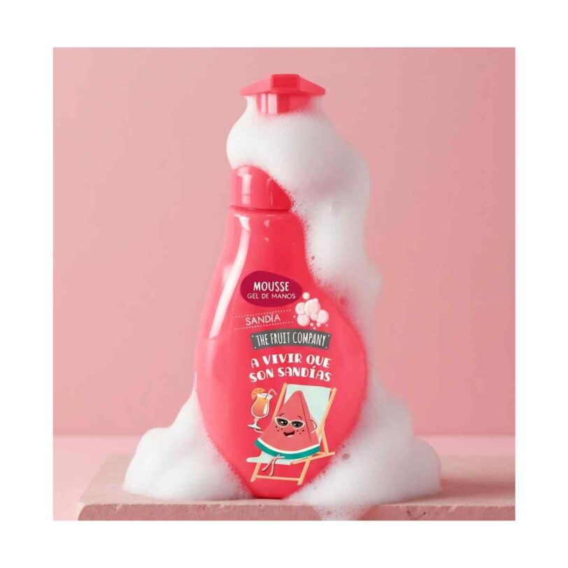 mousse gel de manos de sandía The Fruit Company rodeado de espuma sobre fondo rosa
