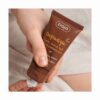 aplicación de la crema facial autobronceadora Ziaja Cupuaçu SPF10 sobre la piel