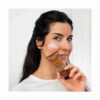 mujer aplicando crema facial autobronceadora Ziaja Cupuaçu SPF10 en el rostro