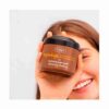 mujer sujetando exfoliante corporal Ziaja Cupuaçu para cuidado e hidratación de la piel