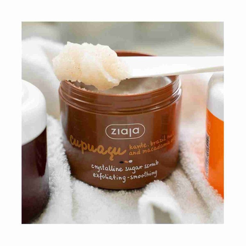 exfoliante corporal hidratante Ziaja Cupuaçu con textura de azúcar cristalino y aceites nutritivos