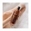 mujer sujetando el gel de ducha hidratante Ziaja Cupuaçu durante un baño relajante