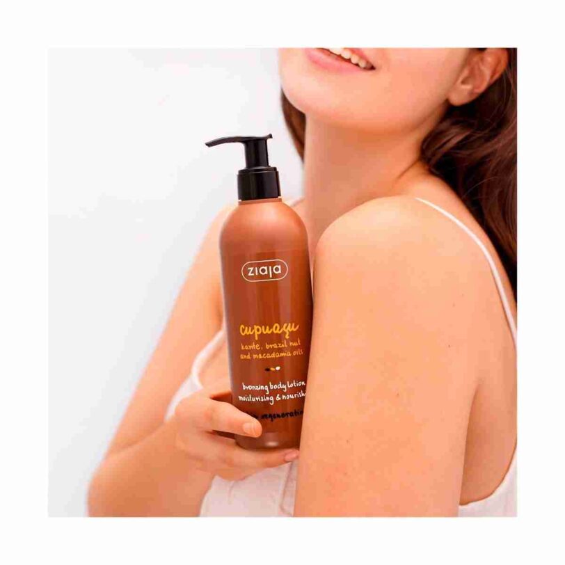 mujer aplicando loción corporal autobronceadora Ziaja Cupuaçu con efecto nutritivo