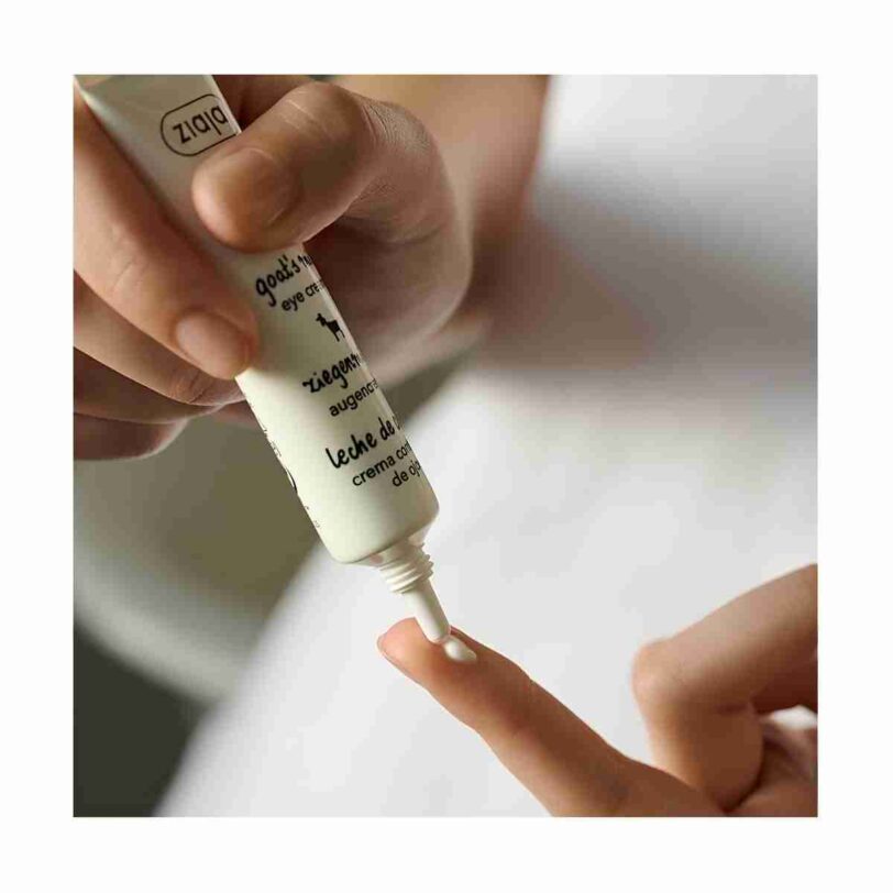 Aplicación del contorno de ojos Ziaja leche de cabra mostrando su textura ligera y cremosa