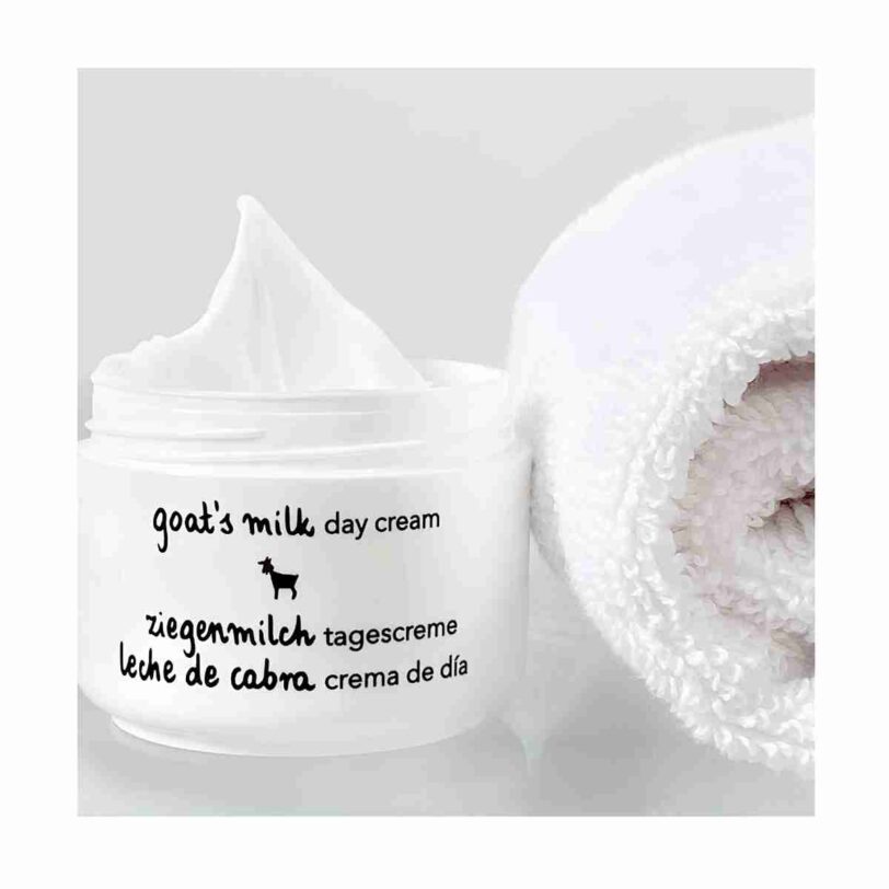 Textura cremosa de la crema facial Ziaja leche de cabra con efecto nutritivo