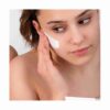 mujer aplicando pasta exfoliante facial manuka ziaja en piel mixta o grasa