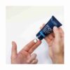 Crema facial Ziaja Men Duo Concept con SPF 6 en textura blanca, aplicada sobre la mano para mostrar su formato y uso diario.
