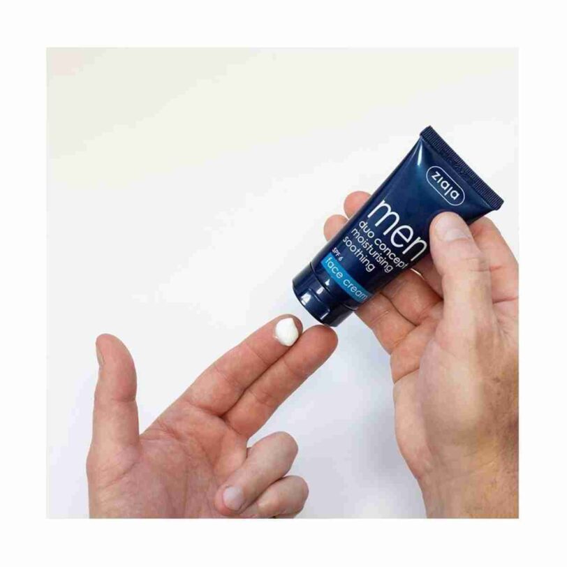 Crema facial Ziaja Men Duo Concept con SPF 6 en textura blanca, aplicada sobre la mano para mostrar su formato y uso diario.