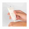 mano aplicando crema facial hidratante Ziaja Natural Care con fórmula ligera y 99% ingredientes de origen natural
