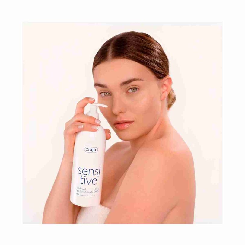 Gel limpiador facial y corporal Ziaja Sensitive en formato con dosificador, diseñado para una limpieza suave de rostro y cuerpo.