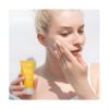 Aplicación de la crema facial regeneradora de noche Ziaja Vitamina C.B3 sobre la piel limpia antes de dormir.