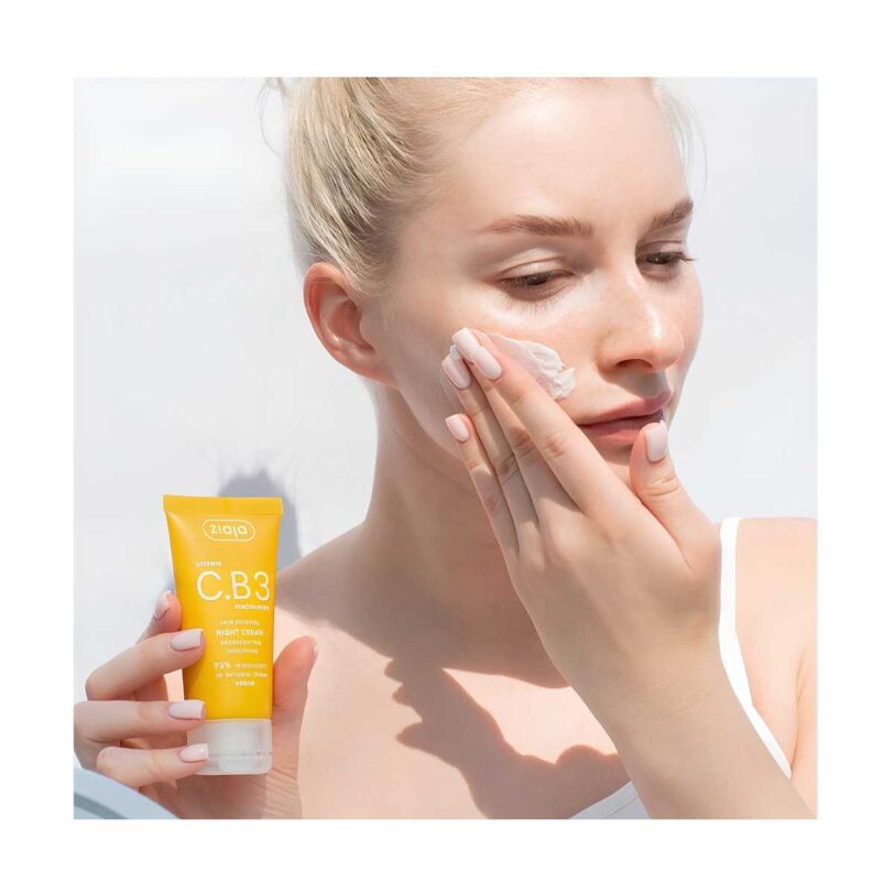 Aplicación de la crema facial regeneradora de noche Ziaja Vitamina C.B3 sobre la piel limpia antes de dormir.