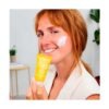 Modelo aplicando la crema facial de noche Ziaja Vitamina C.B3 con niacinamida para una piel más suave y luminosa.