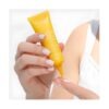 Aplicación del sérum facial Ziaja C.B3 Niacinamida sobre la piel antes de la crema hidratante.