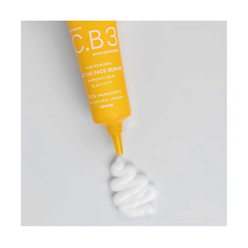 Detalle de la textura cremosa del sérum facial activo Ziaja Vitamina C.B3 Niacinamida.