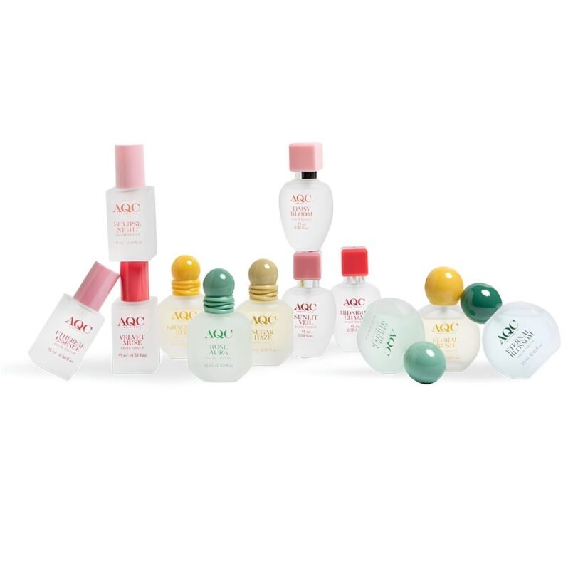 Colección de mini perfumes AQC para mujer con diferentes diseños, colores y formatos de frasco.