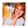 Mujer utilizando gel limpiador facial Ziaja Vitamina C.B3 Niacinamida