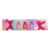 Set AQC Sweet Luxe Fragrance Trio con tres eau de toilette de 15 ml en tonos rosa, coral y lila, presentado en una caja de regalo multicolor.