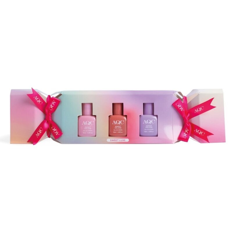 Set AQC Sweet Luxe Fragrance Trio con tres eau de toilette de 15 ml en tonos rosa, coral y lila, presentado en una caja de regalo multicolor.