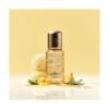 Hair & Body Fragrance Mist Candied Lemon de Flor de Mayo con botella dorada y ambientación de limón y vainilla
