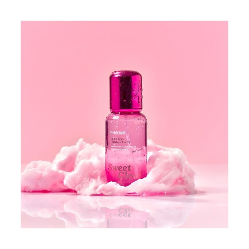 Bruma perfumada para cabello y cuerpo Sweet Cloud de Flor de Mayo con aroma a frambuesa, marshmallow y azúcar glas sobre algodón de azúcar rosa